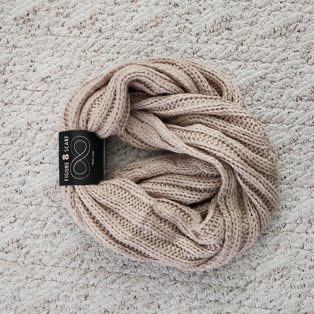 Figure 8 scarf